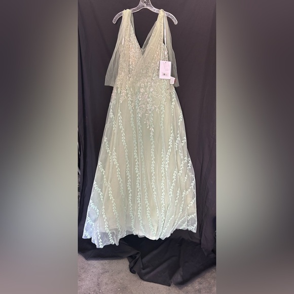 NWT Mac Duggal 20313 Embellished Soft Tie Sleeveless V Neck Gown Green - Picture 6 of 15